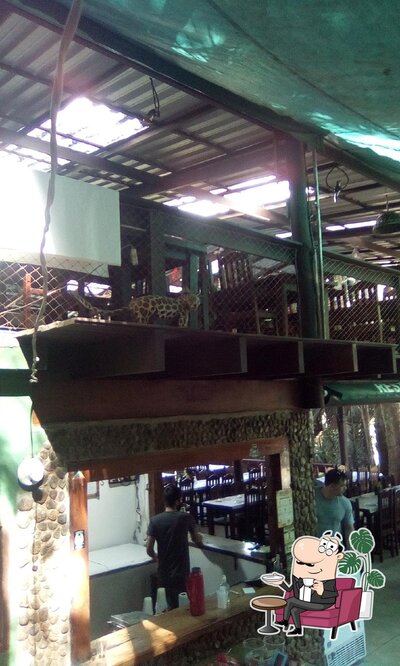 Sente em uma das mesas no Restaurante Poço do Tarzan