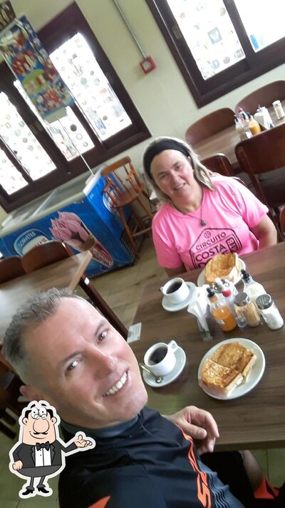 Sente em uma das mesas no Restaurante Sabor Caseiro