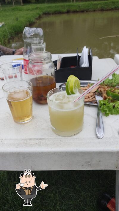 Desfrute de uma bebida no Pesque e Pague Papagaio