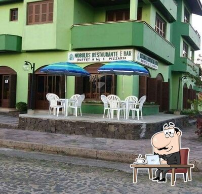 Sente em uma das mesas no Restaurante Nobulus