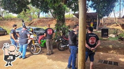 Descubra o exterior do Fabricio's Bar