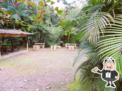 Sente em uma das mesas no Rancho do Rubão