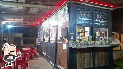 Sente em uma das mesas no Legabe