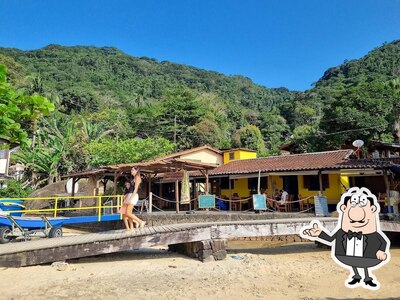 Sente em uma das mesas no Porto do Engenho