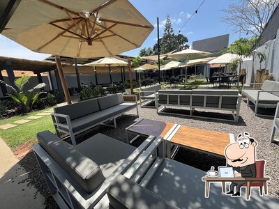 Sente em uma das mesas no Taquara Restaurante Bar