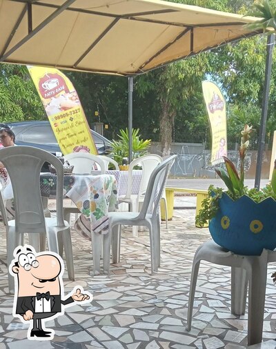 Sente em uma das mesas no Patty Café