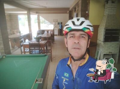 Sente em uma das mesas no Ranchos Prainha