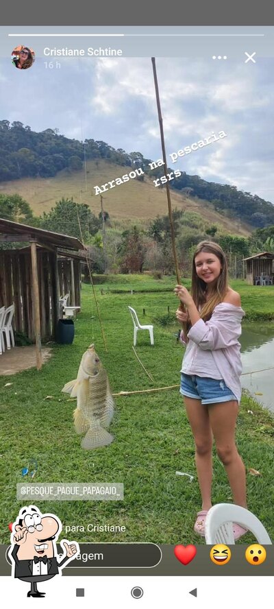 Sente em uma das mesas no Pesque e Pague Papagaio