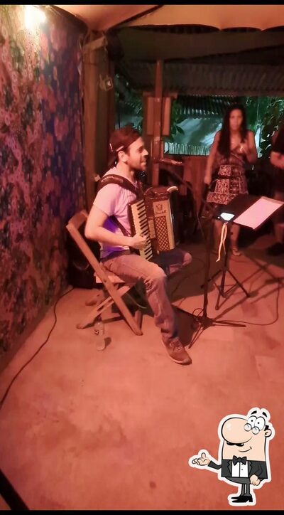 Sente em uma das mesas no Sana Bambu Bar