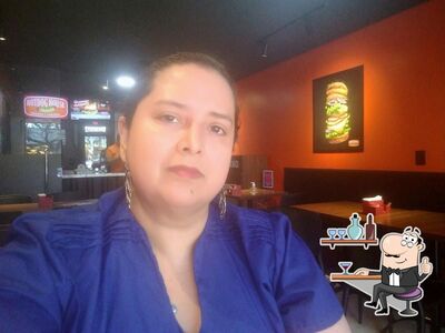 Sente em uma das mesas no HotDog House