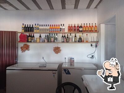 Veja imagens do interior do Império bar