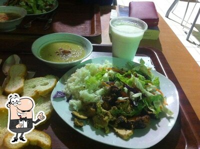 Installez-vous à l'une des tables de Lakeview Restaurant