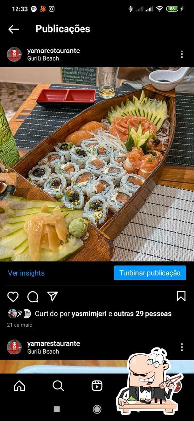 Rolos de sushi são servidos no Yamarestaurante