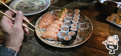 Peça diversas opções de sushi