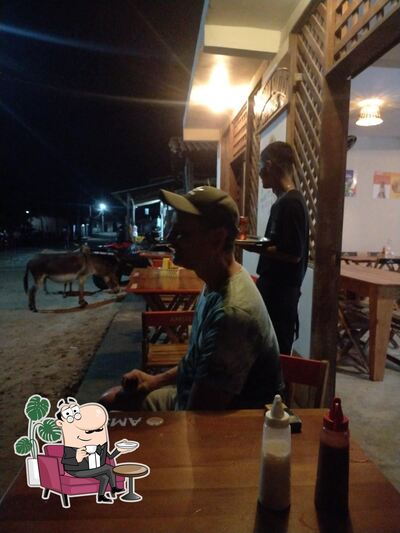 Sente em uma das mesas no Pizzaria Santos