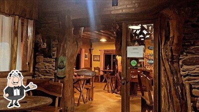 Sente em uma das mesas no Savana's Pub